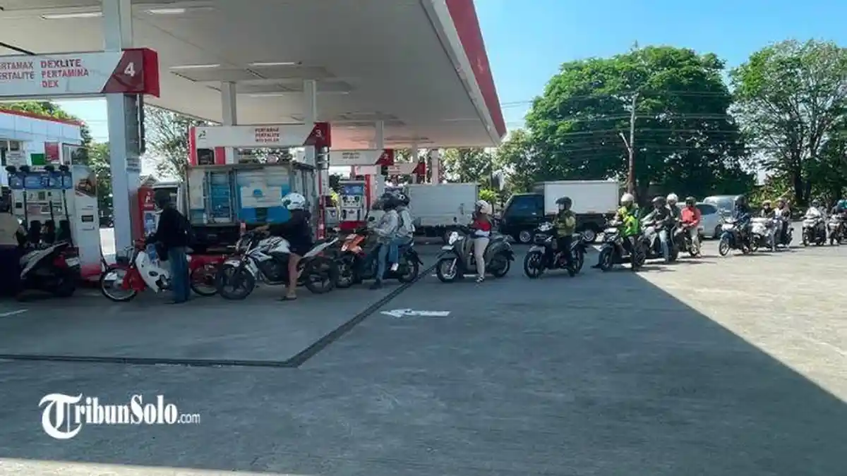 Kenaikan Harga Pertamax, Antrean Pertalite di Sukoharjo Membludak ...
