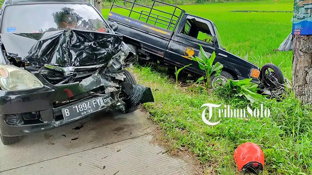 Kecelakaan Karambol di Jalan Raya Krisak-Bulu Sukoharjo: Toyota Avanza Ringsek, Pikap Terperosok