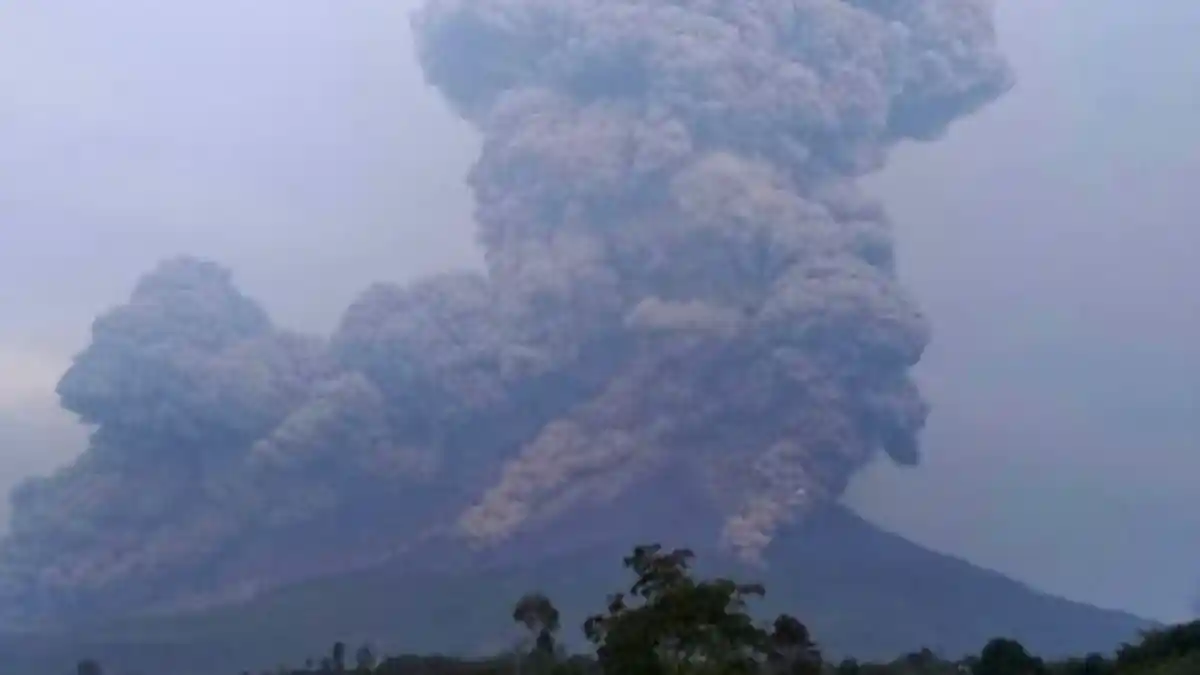 Jumat Sore, Gunung Sinabung Kembali Meletus Disertai Awan Panas