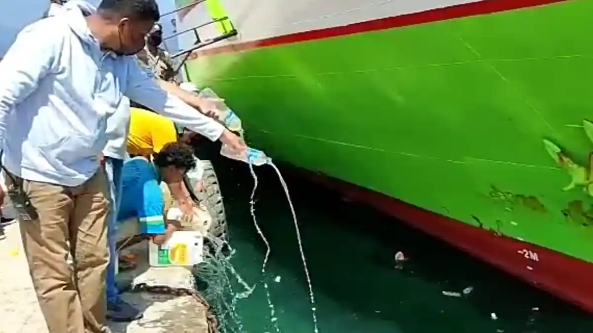 Polisi Musnahkan 50 Liter Sopi di Pelabuhan Slamet Riyadi Ambon
