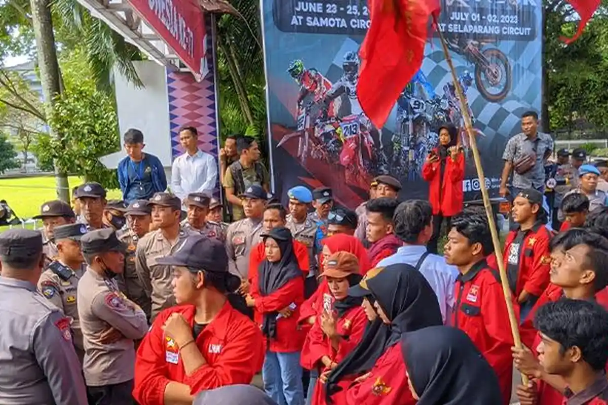 Mahasiswa Demonstrasi Tuntut Gubernur NTB Transparan Soal Beasiswa, Singgung Soal Cawe-cawe Partai