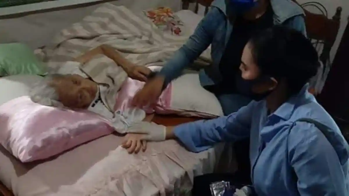 SGR Sambangi Oma Johana di Kamar, Berikan Bantuan