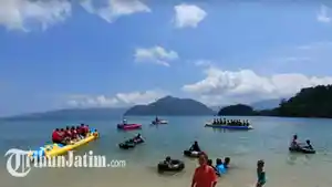pantai-pasir-putih-karanggongso.jpg