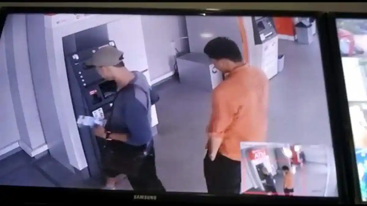 Hujan Uang, 2 Pembobol ATM Sebar Uang 50 Ribuan di Jalan, Warga Heboh Berebut