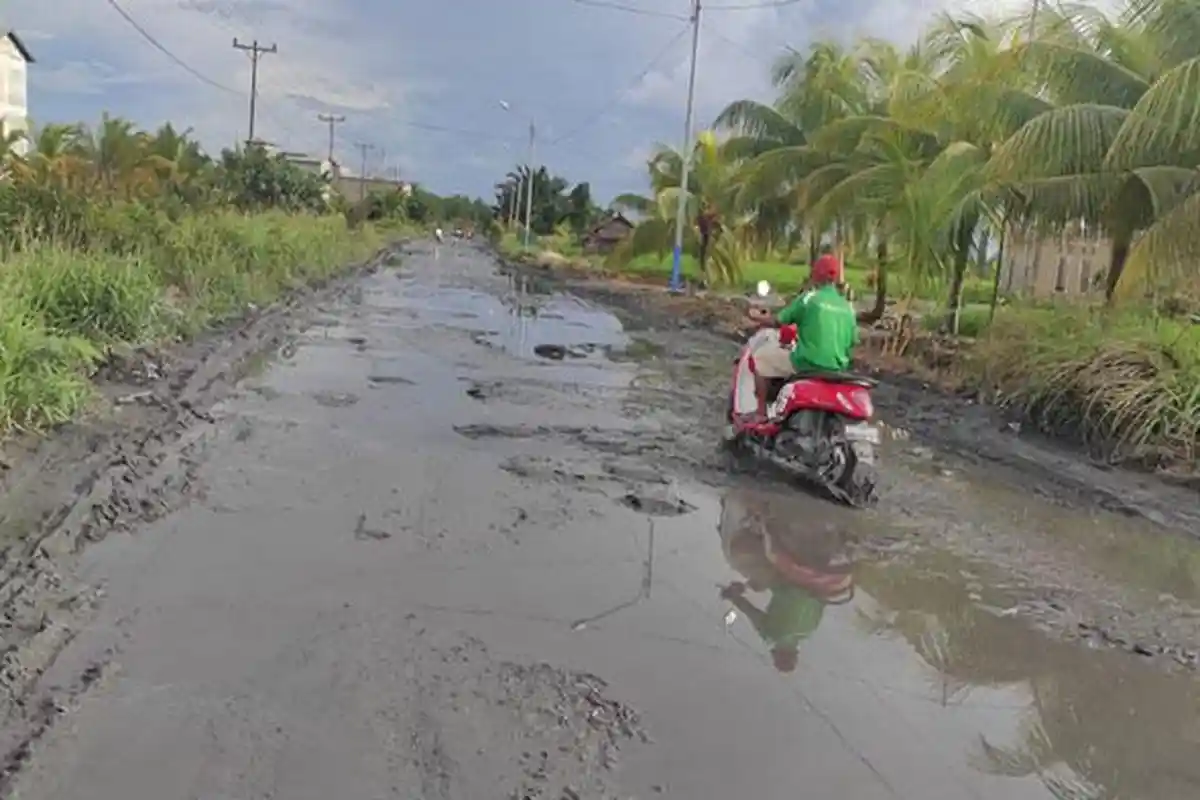 Ruas Jalan Perigi Piyai-Kuala Tebas Kabupaten Sambas yang Rusak Akan Dibangun Pertengahan 2023