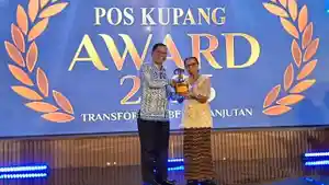 RSUP-Ben-Mboi-terima-award.jpg