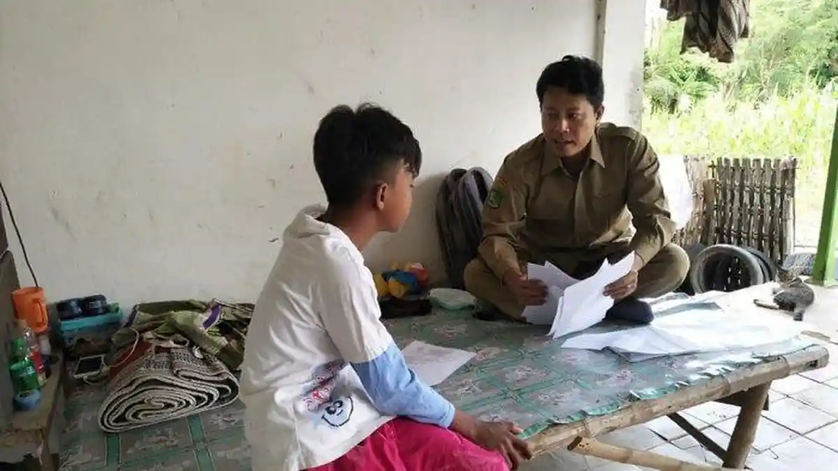 VIRAL Guru SD ini Datangi Satu-satu Rumah Murid Beri Pelajaran: Tak Semua Punya Smartphone dan TV