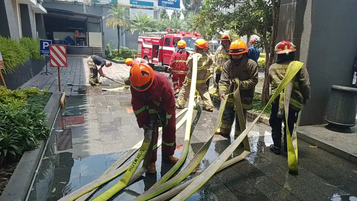 Sebuah Ruangan di Gedung Kartika Sari Dago Terbakar, Pegawai Berhambuan Keluar