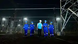 Direktur-Utama-PLN-Darmawan-Prasodjo-tengah.jpg