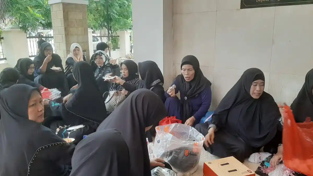 Sidang Putusan Gugatan Perdata First Travel di Pengadilan Negeri Depok Ditunda, Korban Jatuh Pingsan