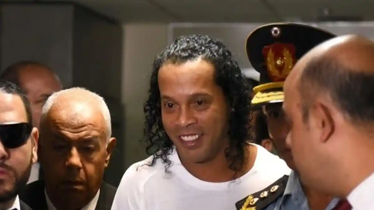 Tersangkut Kasus Paspor Palsu dan Dipenjara, Ronaldinho Bebas Setelah Bayar Rp 26 Miliar