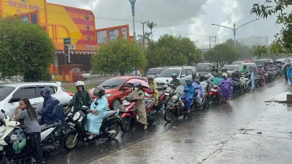 BBM Makin Langka di Palangka Raya, Warga Hujan-hujanan Antre 1 Km, Massa Geruduk Kantor Pertamina