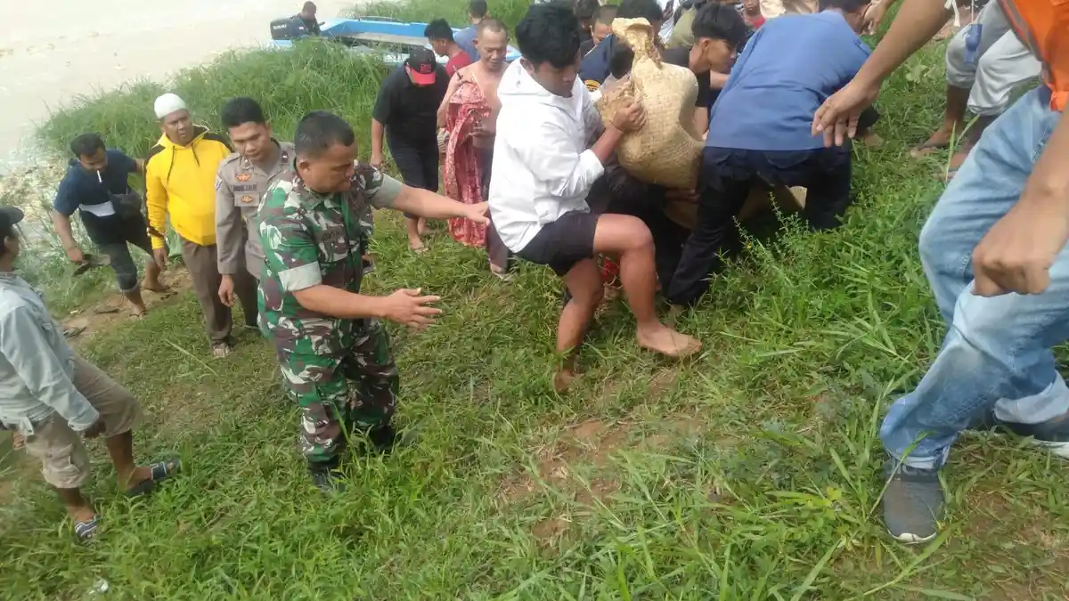 Seorang Pria Tewas Tenggelam, Warga Curiga Temukan Motor dan Ponsel di Pinggir Sungai Batanghari