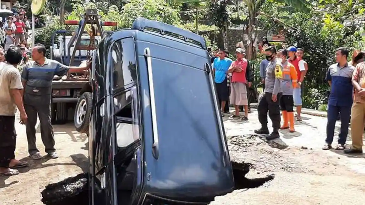 Viral Video Detik-detik Moncong Mobil Terperosok Masuk Lubang Jalan di Wonosobo