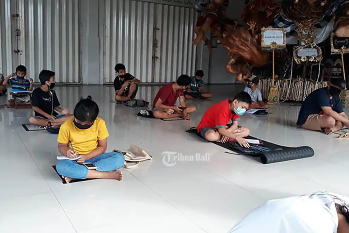 Sugantara Merasa Anaknya Terbantu dengan Wi-Fi Gratis Banjar Petangan Gede Denpasar