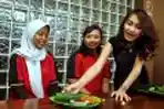 Ayu Ting Ting Menjadi Pelayan Restoran