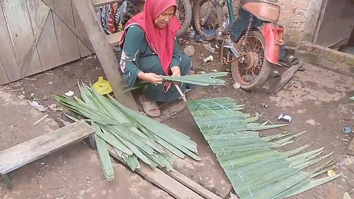 Usaha Turun Temurun, Pengrajin Atap Daun Nipah di Sumsel Berharap Sentuhan Pemerintah
