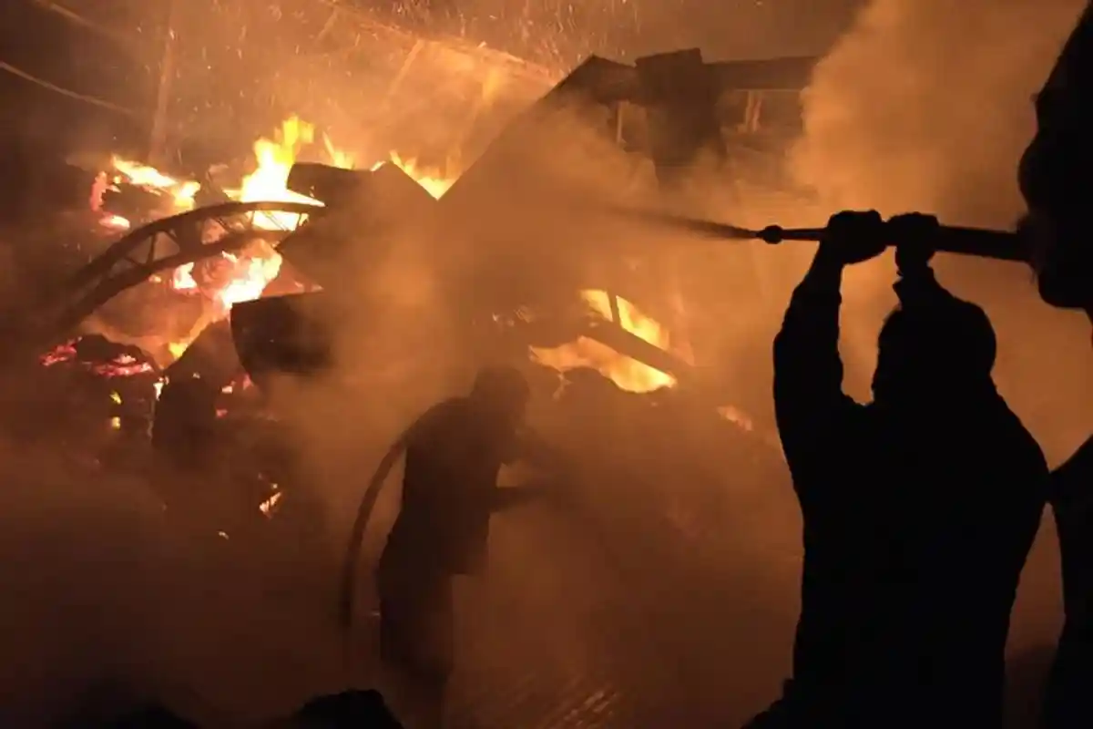 Butuh Waktu 10 Jam Padamkan Api di Pabrik Playwood, Sampai Bupati AGM Turun Pegang Selang