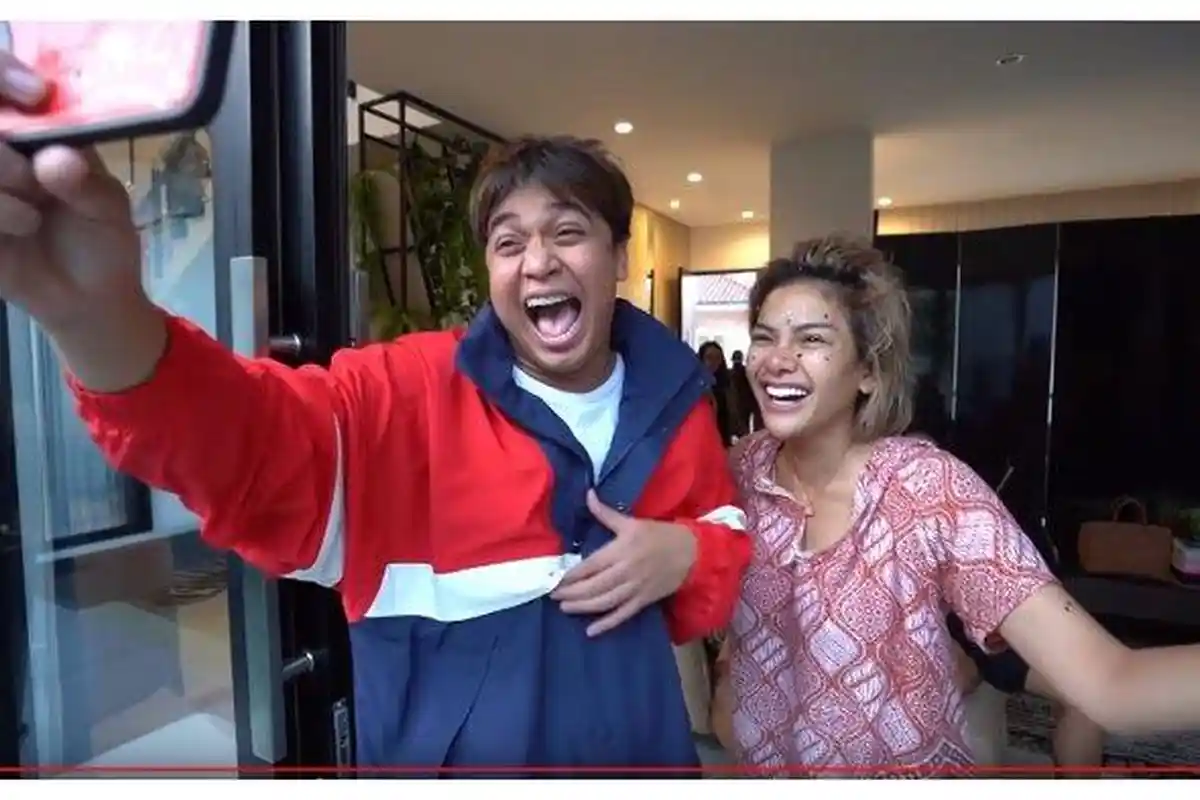 Billy Syahputra Beri Kado Kaos Seharga Rp 200 Ribu, Nikita Mirzani Kaget dan Bereaksi Begini