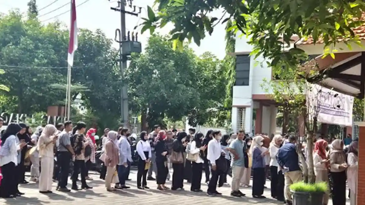 Mengantre di Kantor Disnaker Gresik, 461 Pelamar Berebut 71 Lowongan Kerja Dari 5 Perusahaan