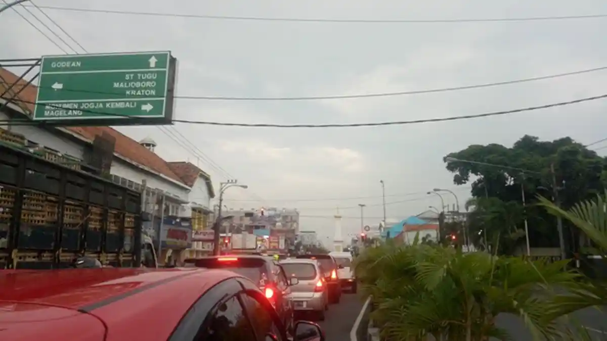 Senin Petang, Arus Lalu Lintas di Simpang Tugu Pal Putih Terpantau Padat