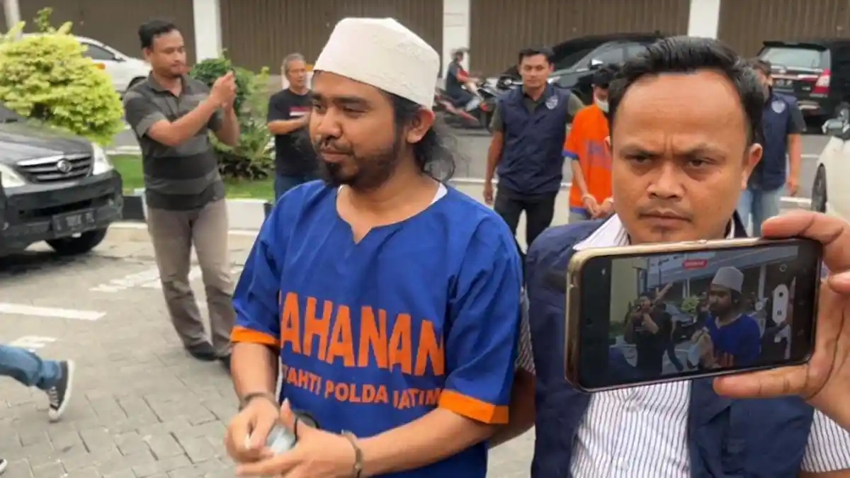 Tampang Gus Samsudin Saat Kenakan Baju Tahanan di Polda Jatim, Pakai Sandal Selop Karet Hitam 