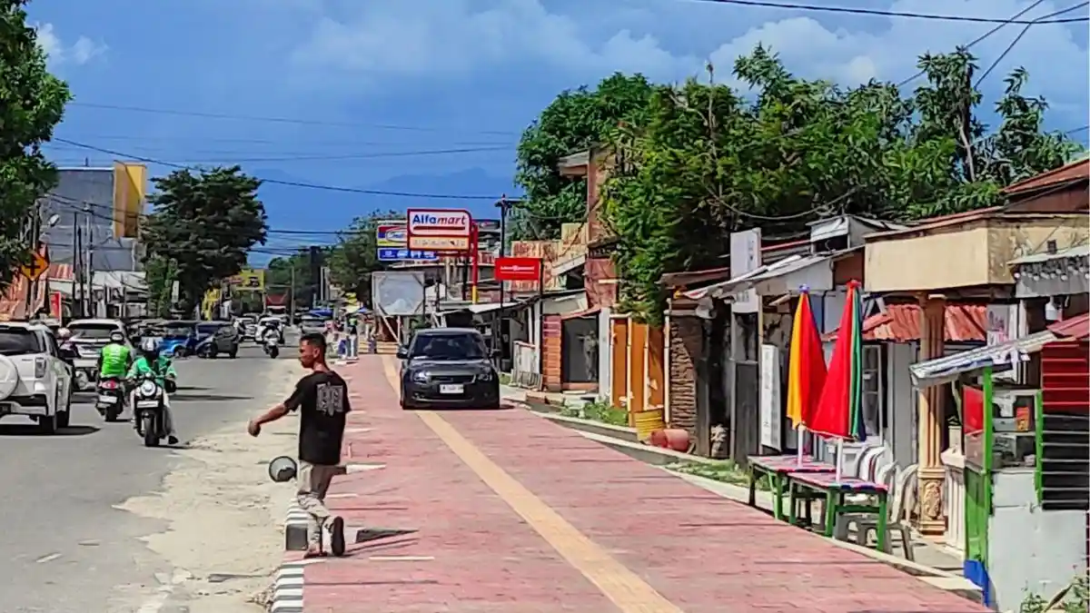 Proyek Belum Selesai, Mobil Malah Terparkir Anteng di Atas Pedestrian Kanal Tanggidaa Gorontalo
