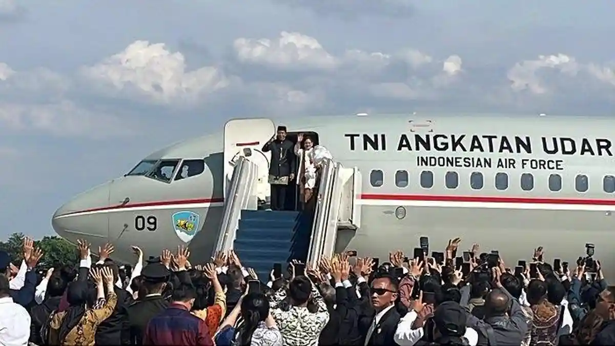 JOKOWI dan Iriana Pulang ke Solo Naik Pesawat TNI AU, Diantar Prabowo dan Para Menteri