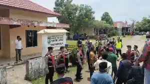 Massa-Rusak-Kantor-Lurah-Pasar-Muara-Beliti-Musi-Rawas-Dilempari-Batu-Tuntutan-Tak-Ditanggapi.jpg
