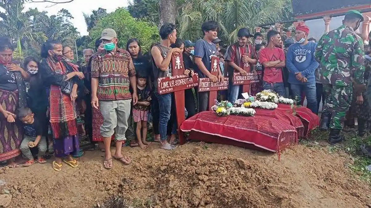 Pemakaman Kakek dan 3  Cucunya Korban Kecelakaan Beruntut di Simalungun Dilaksanakan Secara Militer
