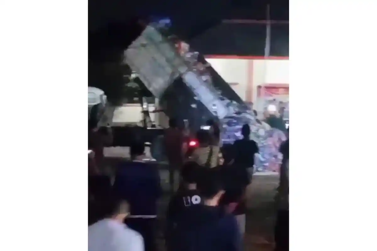 Warga Bajak 5 Unit Truk Pengangkut Sampah Tangsel, Paksa Buang Muatannya di Depan Kantor Kelurahan