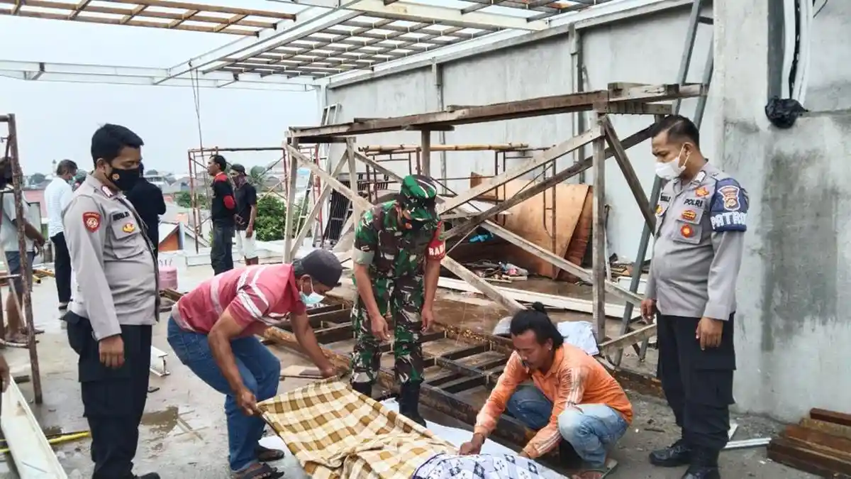 Tersambar Petir Saat Mengisi Freon, Teknisi AC di Cileungsi Langsung Tewas