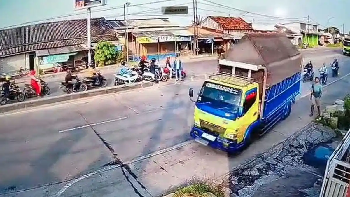 Kecelakaan di Gresik, Truk Oleng Nyaris Tabrak Pejalan Kaki, Berakhir Tersangkut di Saluran Got