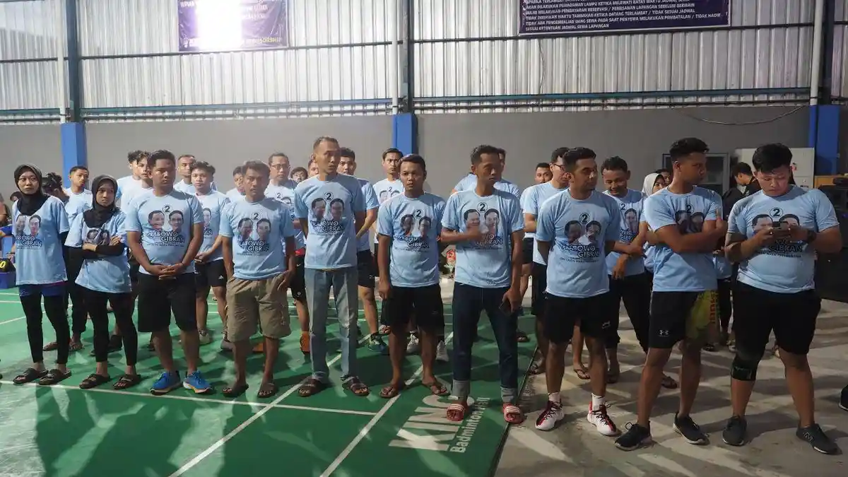 Sejumlah Relawan Santri Gibran di Kudus Kampanye Pasangan 02 Melalui Badminton Bersama
