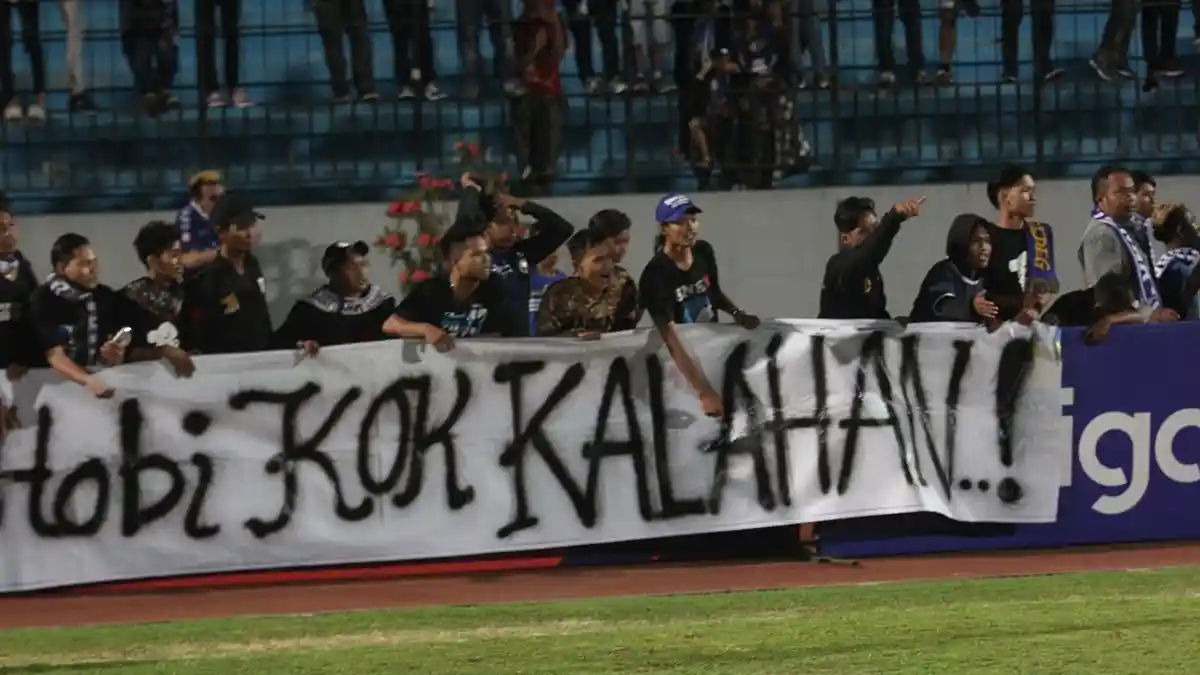 PSIS Kalah Tiga Kali Berturut-turut, Suporter PSIS Protes dan Bentangkan Spanduk 'Hobi Kok Kalahan'