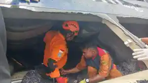 Personel-SAR-gabungan-melakukan-evakuasi-korban-bus-PO-New-Shantika.jpg