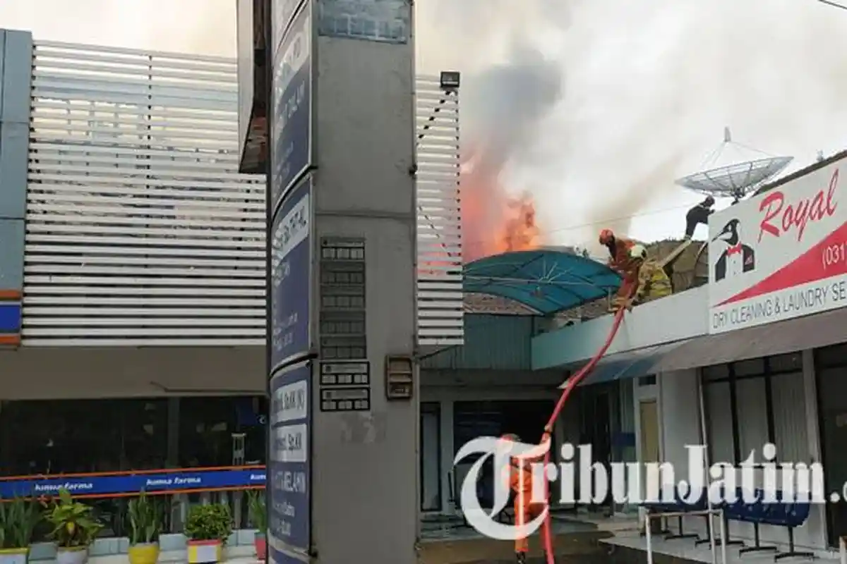 BREAKING NEWS - Apotek Kimia Farma di Jalan Diponegoro Surabaya Terbakar