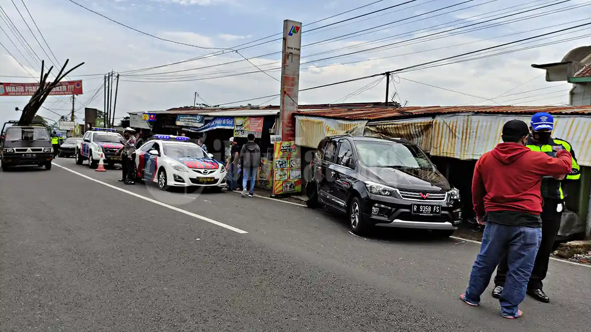 Kronologi Kecelakaan Mobil Tabrak 3 Warung di Banyumas: Suaranya Keras Sekali