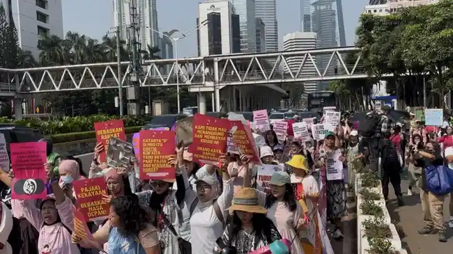 Momen Emak-Emak Berdaster Bawa Panci Diadang Polisi, Hendak Demo ke Istana Negara