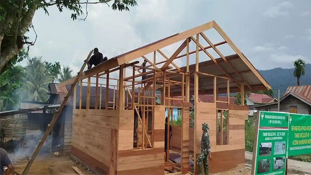 Pembuatan Rumah Program TMMD di Bener Meriah Sudah Masuk Tahap Pemasangan Seng