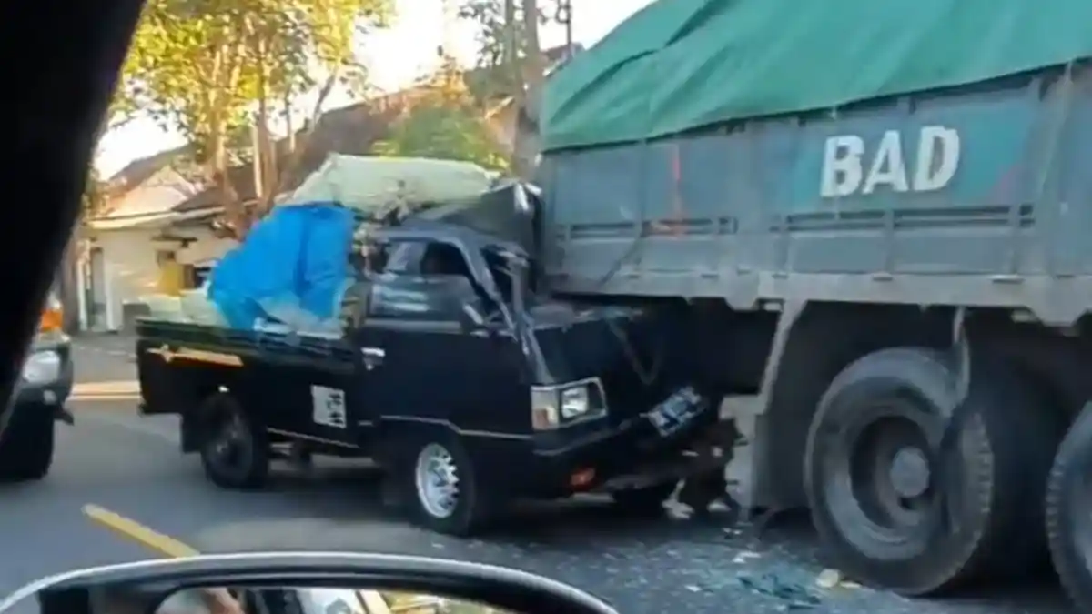 Diduga Karena Mengantuk, Mobil Pick Up Tabrak Pantat Truk Tronton di Sempidi Badung