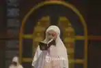 jamaah-membaca-alquran-saat-melakukan-itikaf-atau-berdiam-diri.jpg