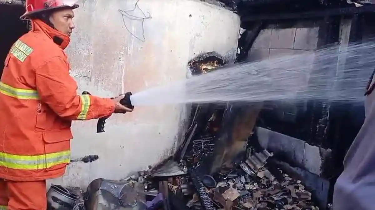 BREAKING NEWS Kebakaran Rumah Warga Kebomas Gresik, Berawal dari Api di Area Dapur