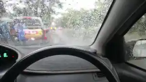 tips-mengemudikan-mobil-saat-hujan.jpg