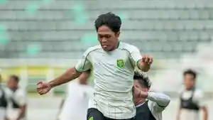 Ahmad-Mujtaba-Ilham-Akbar-dalam-sesi-latihan-Persebaya-Surabaya-Pemain-berusia-19.jpg