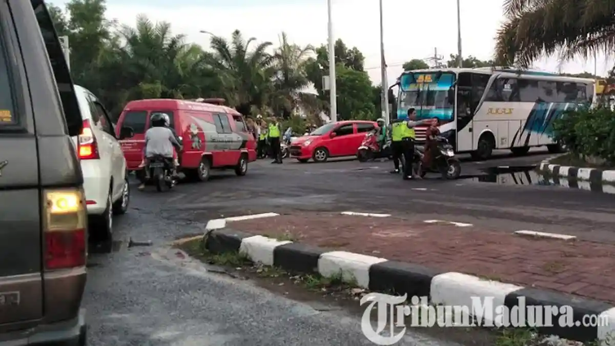 Puting Beliung Terjang Akses Suramadu, Arus Kendaraan Jalur Barat dari Surabaya ke Bangkalan Macet