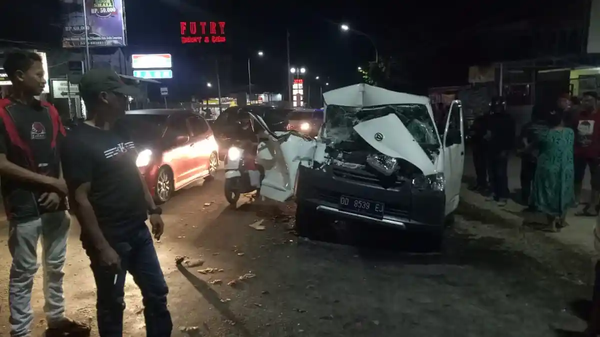 Pickup vs Truk Kontainer di Maros, Gigi Sopir asal Pangkep Copot