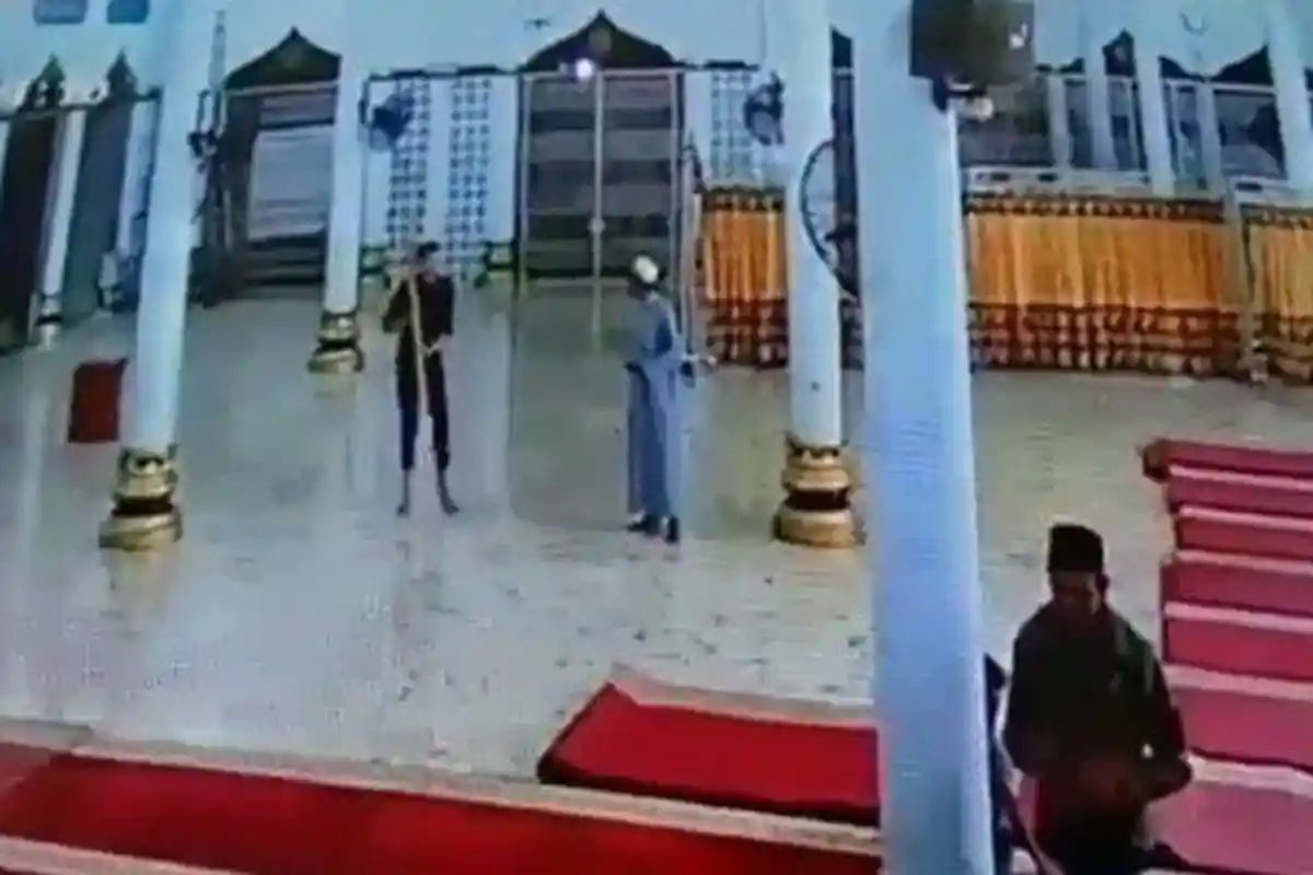 VIRAL! Video Pria Baju Hitam Ngamuk di Masjid Sambil Bawa Tongkat, Jamaah Panik Berlarian