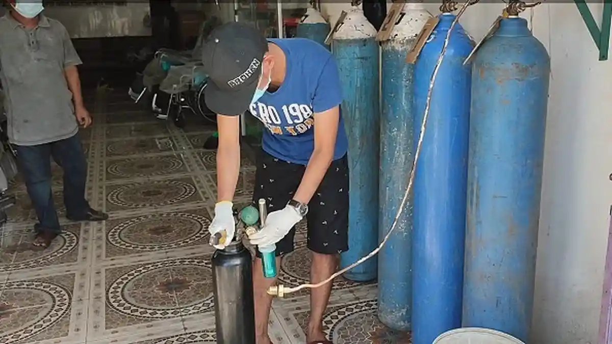 Kasus Covid-19 Melonjak, Tempat Isi Ulang Tabung Oksigen di Koja Diserbu Warga