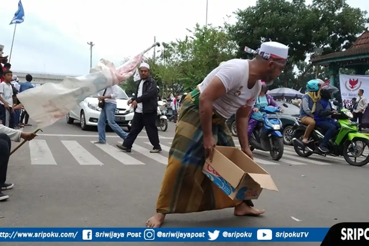 Massa Prabowo-Sandi Sigap Kumpulkan Sampah di Sepanjang Jalan Merdeka Palembang